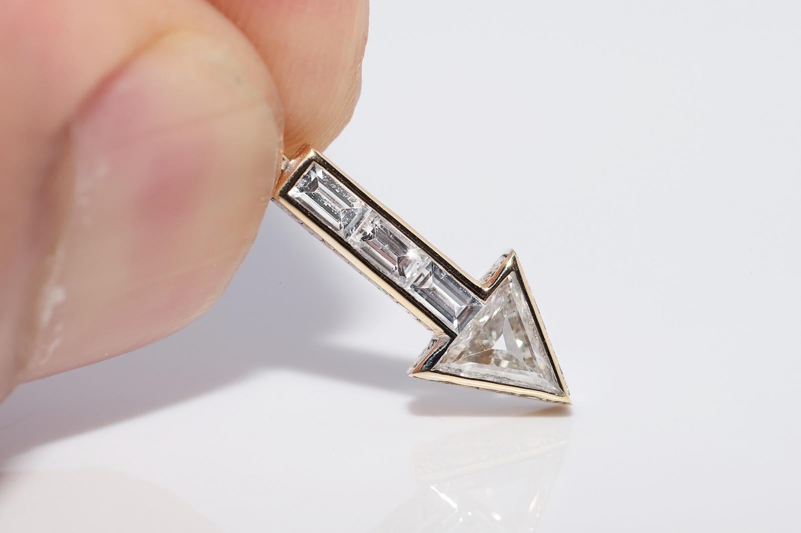 New Made 18k Gold Natural Baguette Cut Trillion Cut Diamond Arrow Necklace For Sale 2