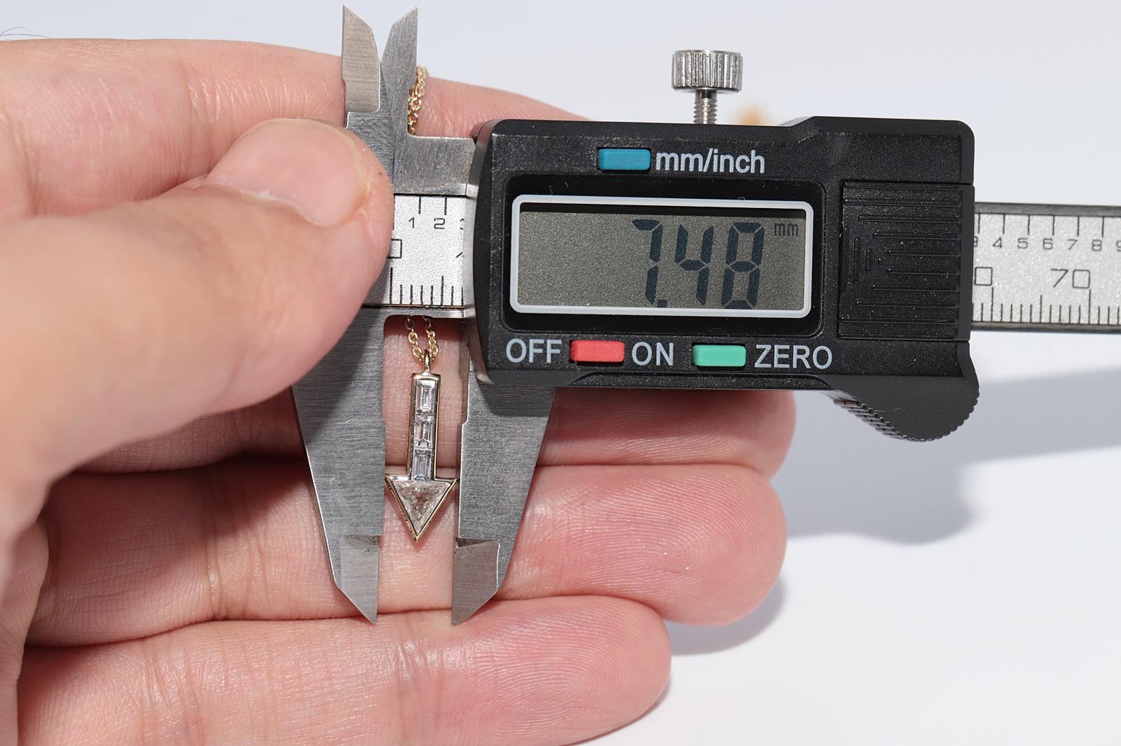 New Made 18k Gold Natural Baguette Cut Trillion Cut Diamond Arrow Necklace For Sale 3