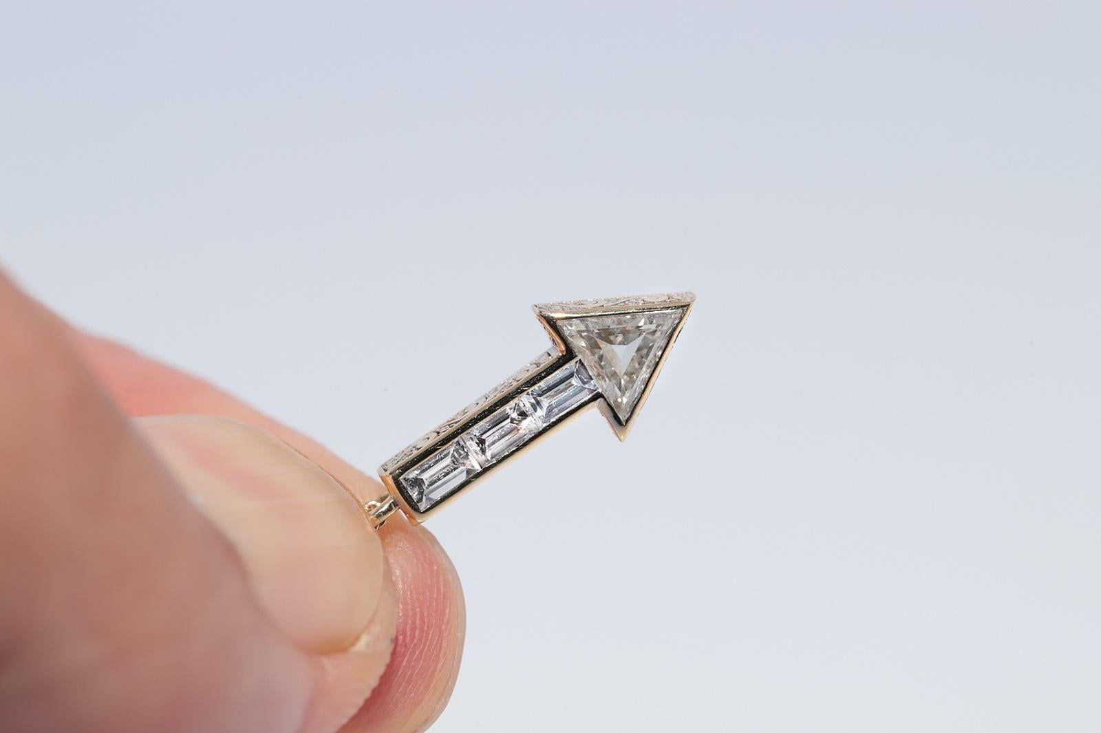 New Made 18k Gold Natural Baguette Cut Trillion Cut Diamond Arrow Necklace For Sale 4