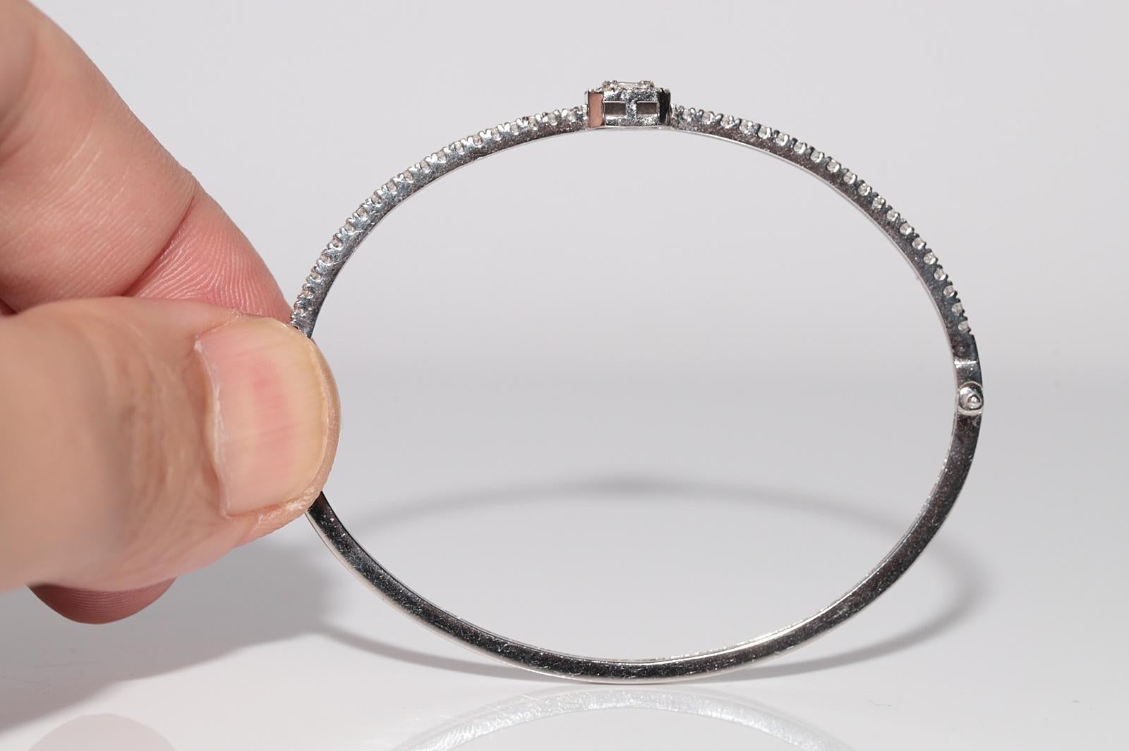 New Made  18k Gold Natural Brilliant And Baguette Cut Diamond Bangle Bracelet im Angebot 7