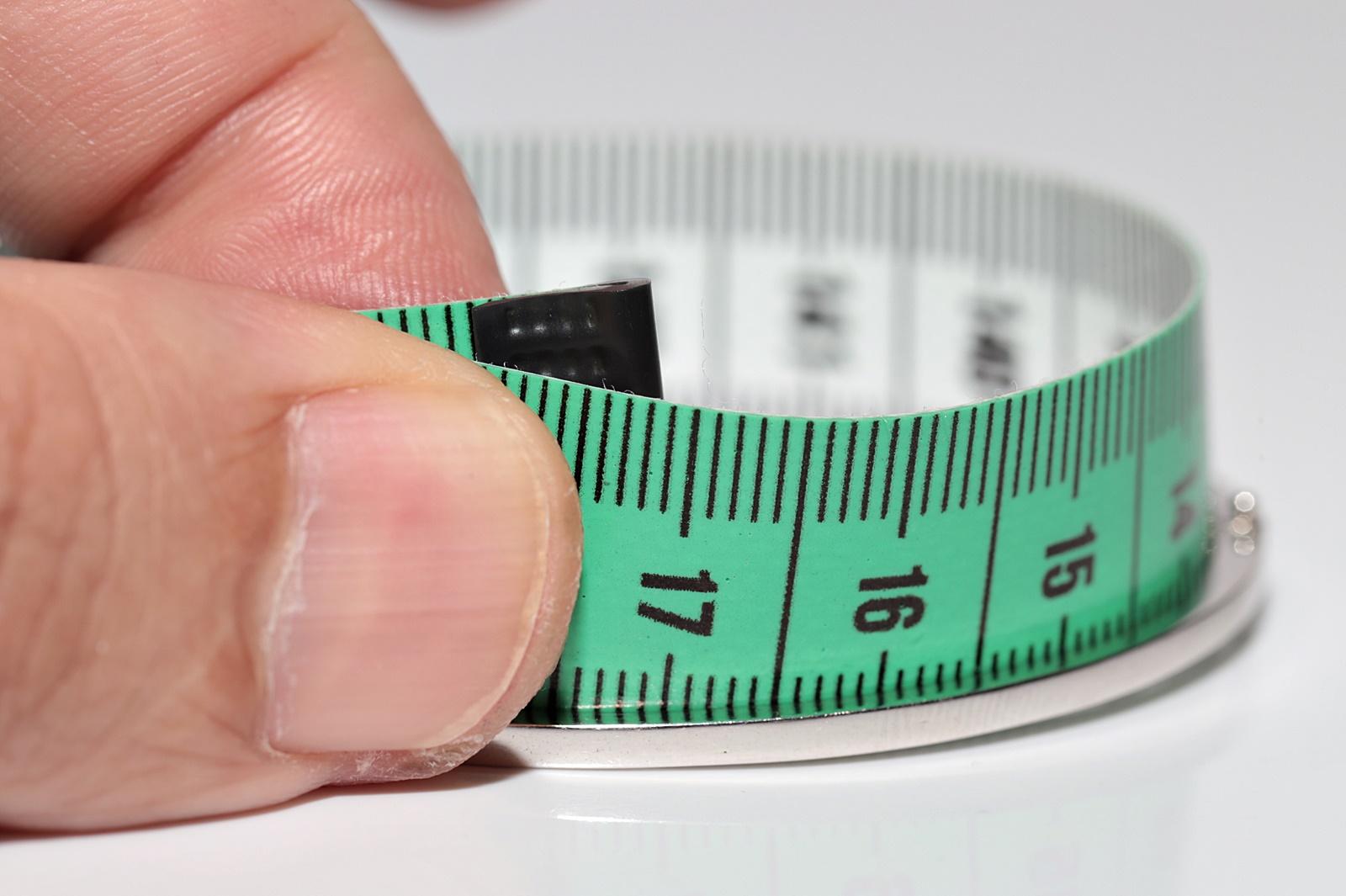 New Made  Bracelet jonc en or 18 carats avec diamants naturels brillants et taille baguette en vente 9