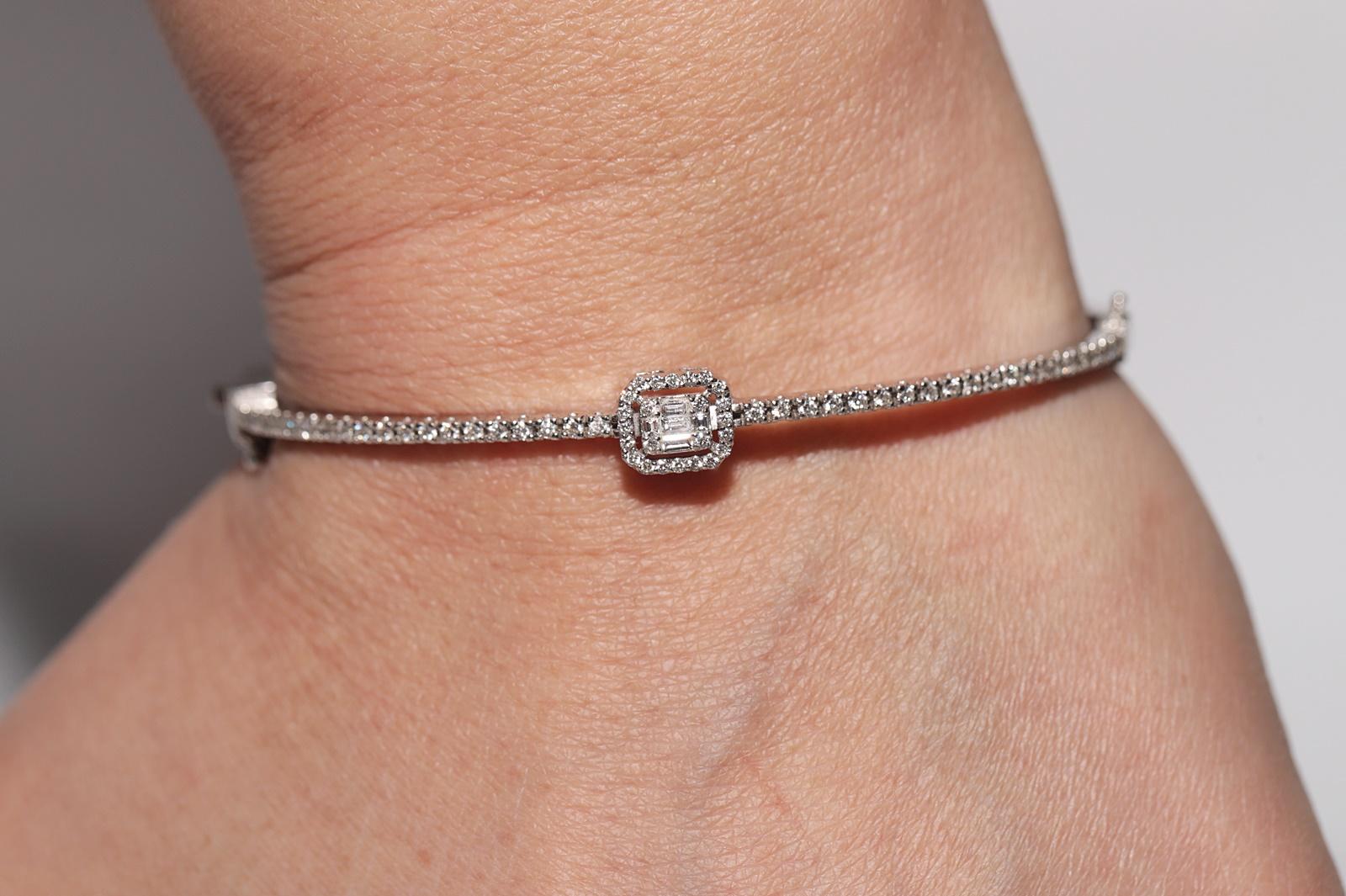 New Made  18k Gold Natural Brilliant And Baguette Cut Diamond Bangle Bracelet (Moderne) im Angebot