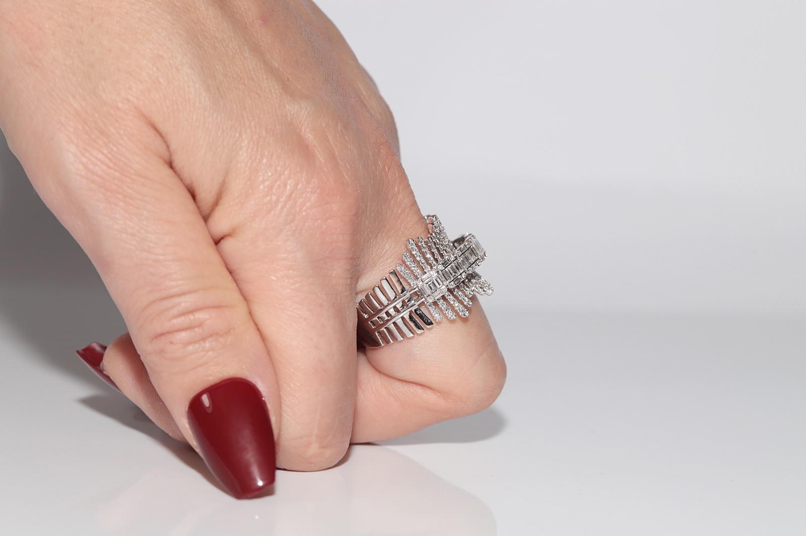 Neuer 18 Karat Gold Diamant-Tankring mit natürlichem Brillantschliff und Diamant im Baguetteschliff im Angebot 10