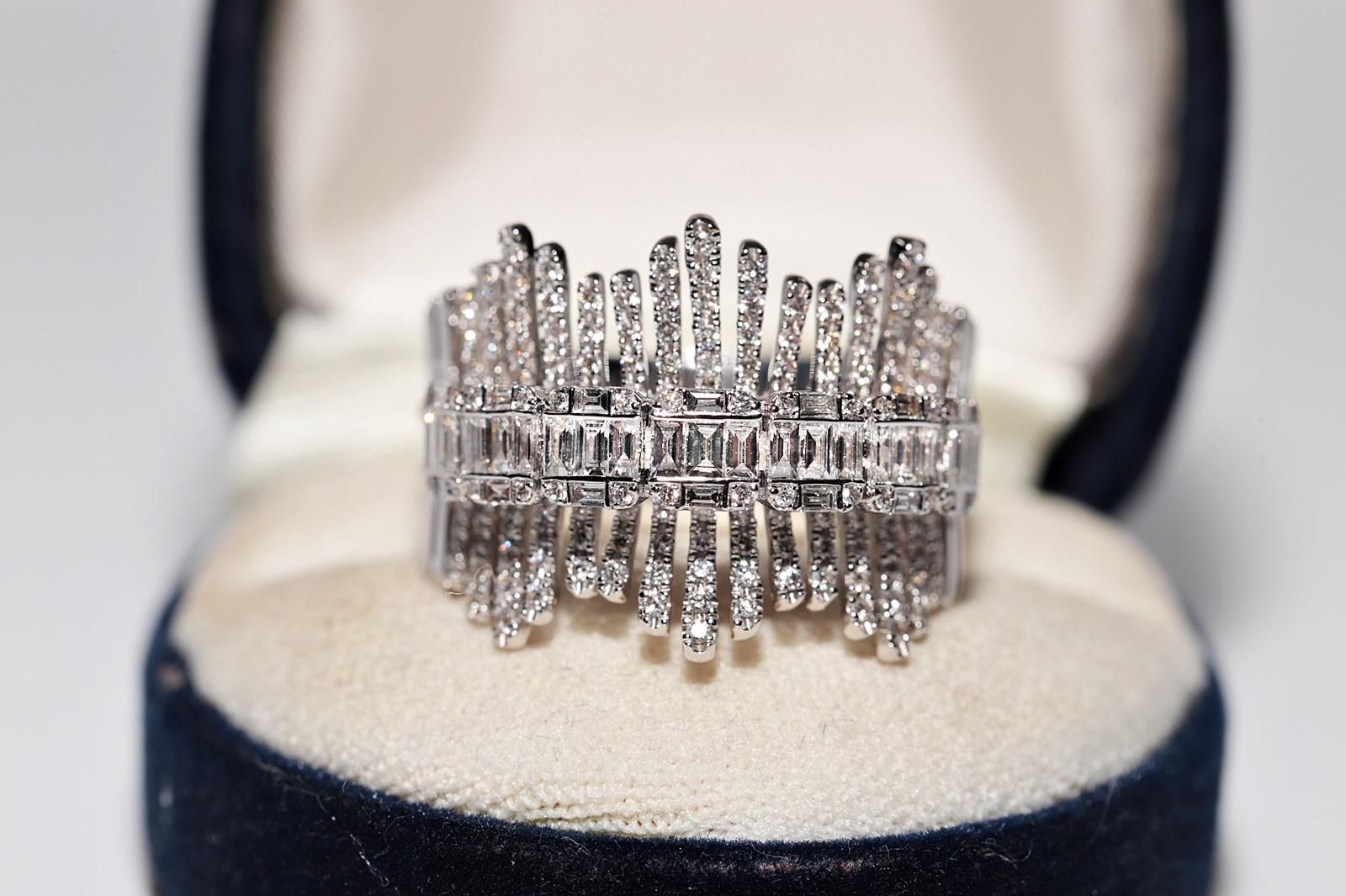 In sehr gutem Zustand.
Das Gesamtgewicht beträgt 12.1 Gramm.
Insgesamt ist der Diamant im Brillantschliff 1,80 ct.
Insgesamt ist Baguetteschliff Diamant 1.20 ct.
Der Diamant hat F-G Farbe und vvs-vs Klarheit.
Ringgröße ist US 10.25
Wir können jede