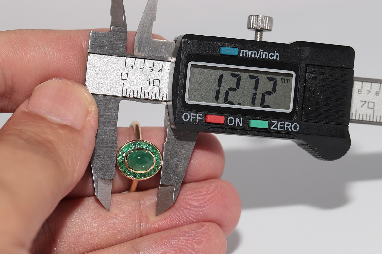 New Made 18k Gold natürlichen Cabochon-Schliff und Kaliber Cut Smaragd dekoriert Ring im Angebot 6