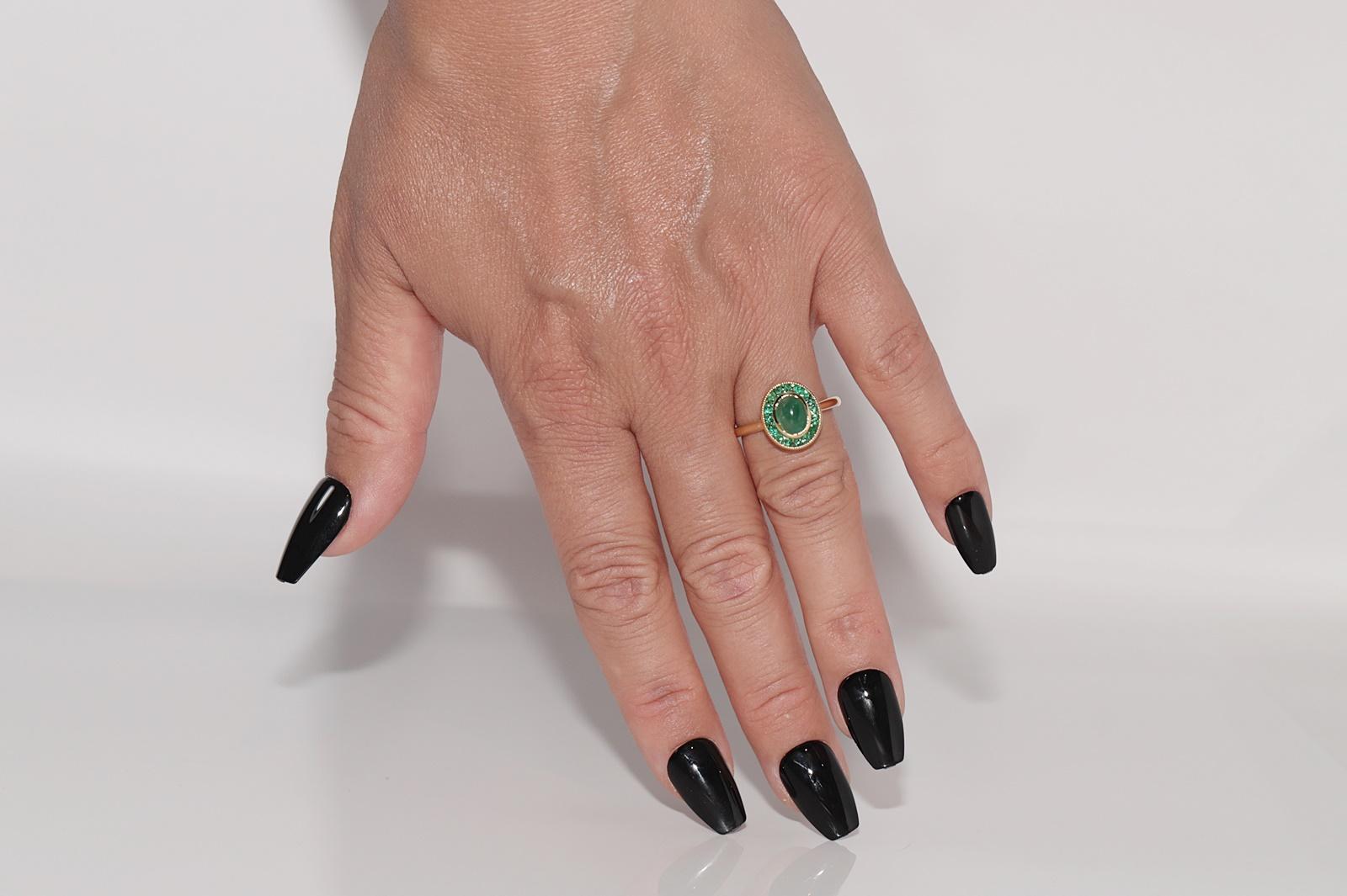 New Made 18k Gold natürlichen Cabochon-Schliff und Kaliber Cut Smaragd dekoriert Ring im Angebot 9
