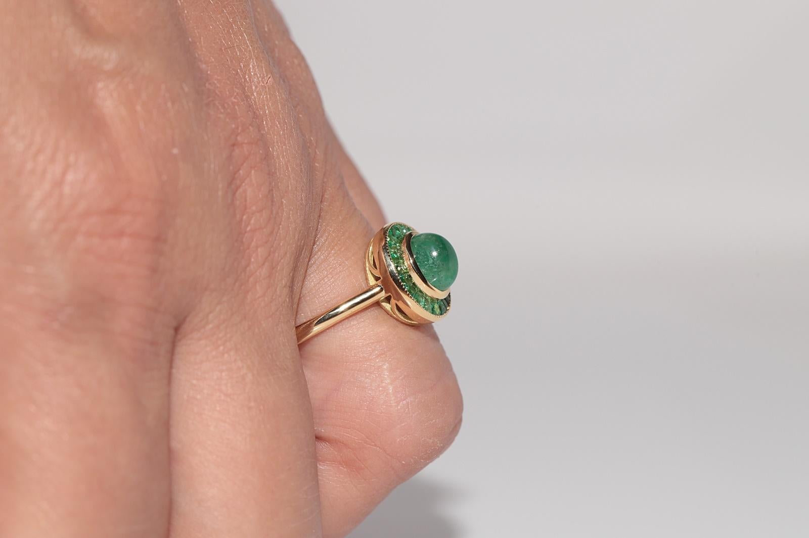 New Made 18k Gold natürlichen Cabochon-Schliff und Kaliber Cut Smaragd dekoriert Ring im Angebot 12