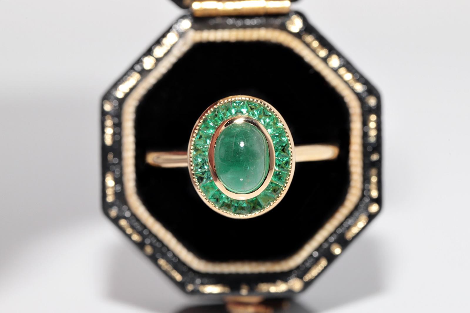 En très bon état.
Le poids total est de 5,1 grammes.
L'émeraude principale est de 1.72 ct.
L'émeraude de taille calibre 0.50 ct est totalement latérale.
La taille de la bague est de 7 US
Nous pouvons fabriquer n'importe quelle taille.
La boîte n'est