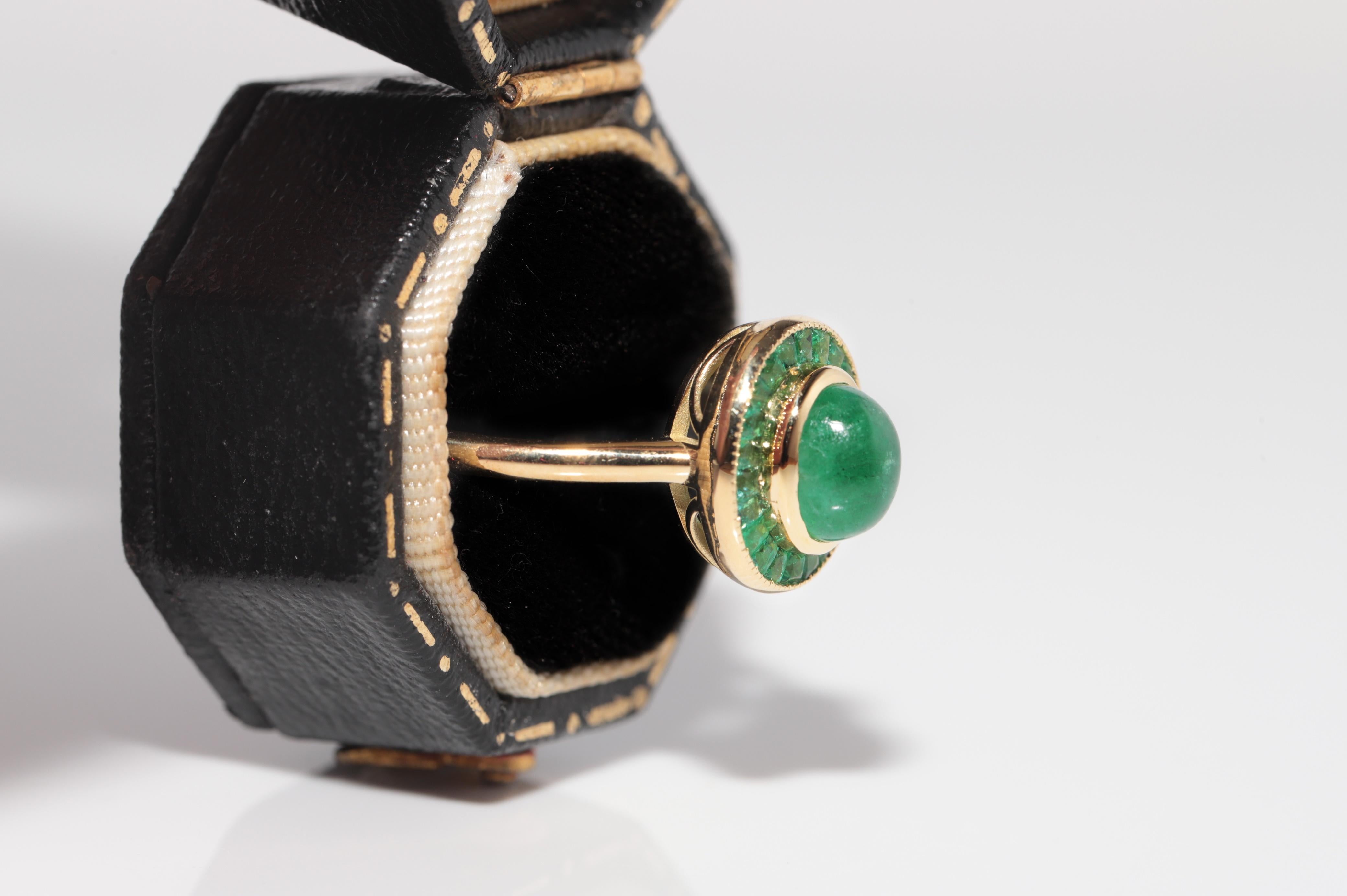 Moderne New Made Bague en or 18k ornée d'émeraudes naturelles taillées en cabochon et en calibre en vente