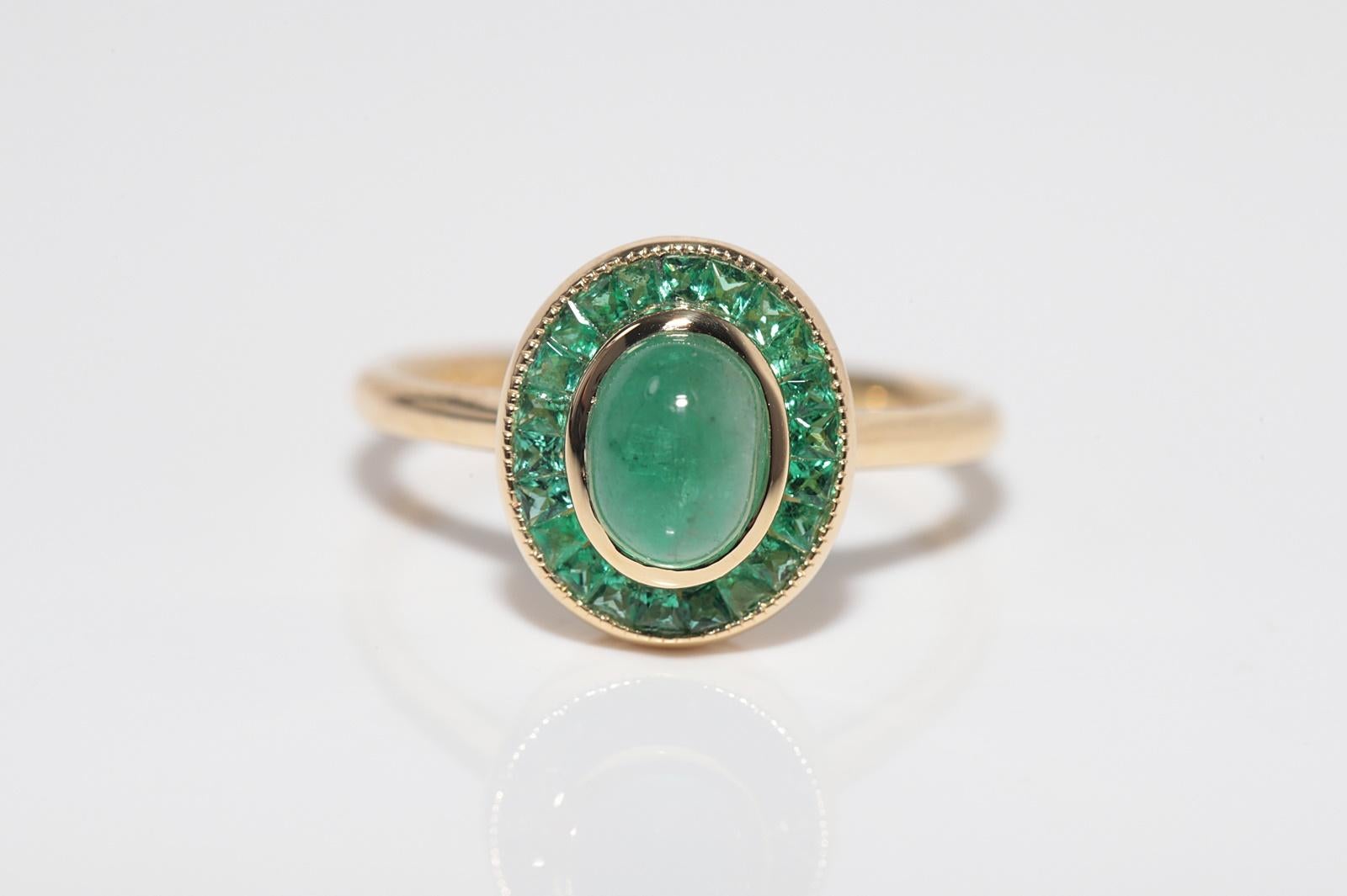 Taille cabochon New Made Bague en or 18k ornée d'émeraudes naturelles taillées en cabochon et en calibre en vente