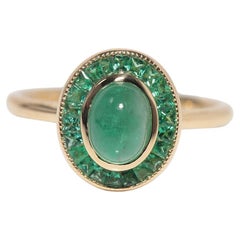 Anello decorato in oro 18k con taglio cabochon e smeraldo di calibro naturale di nuova fabbricazione