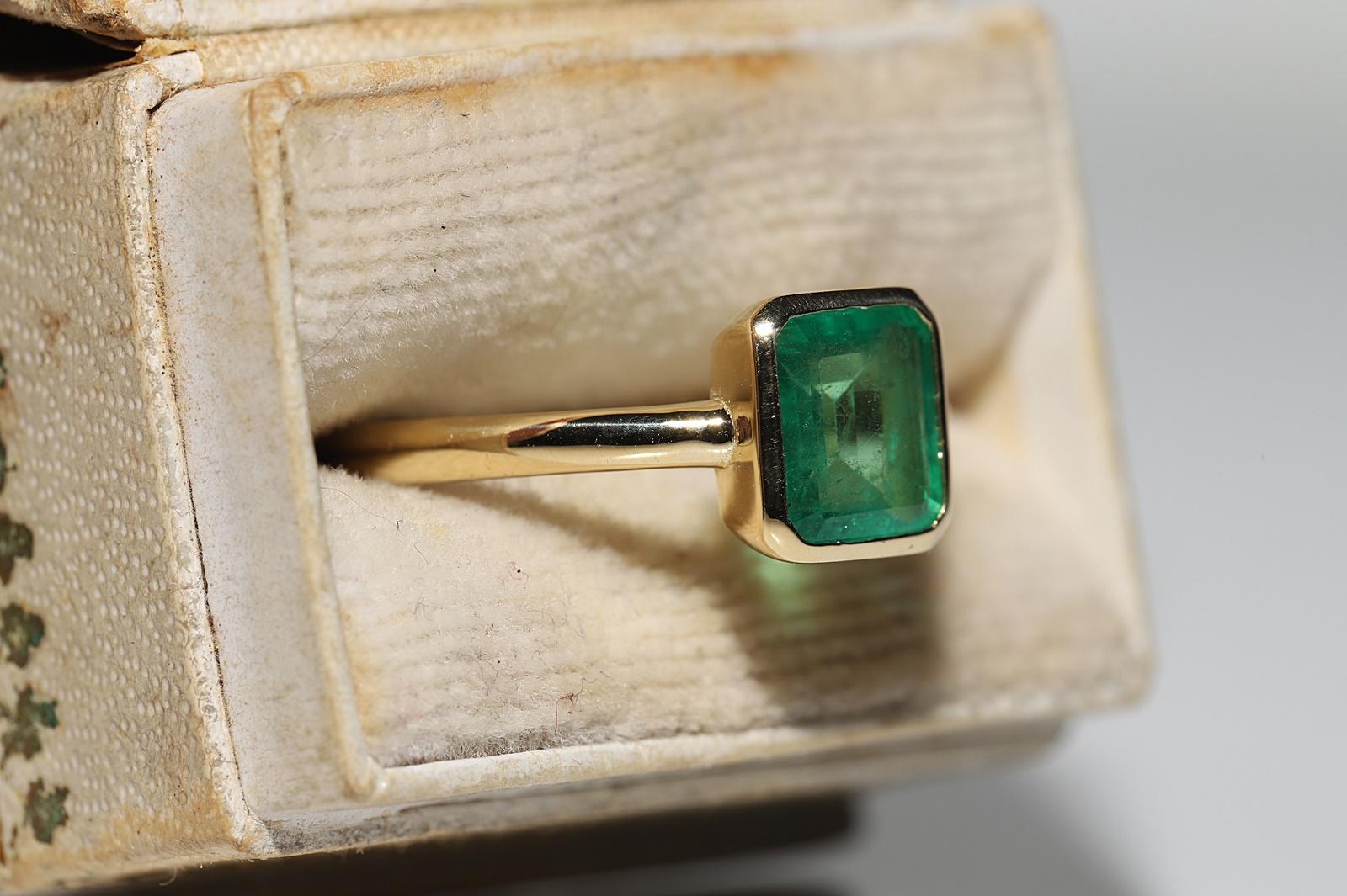 Neu Hergestellter 18 Karat Gold Natürlicher kolumbianischer Smaragd Dekorierter Verlobungsring Solitär (Moderne)