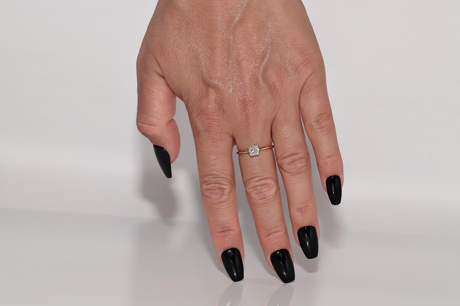 Anillo solitario decorado con diamantes naturales talla cojín de oro de 18k de nueva factura en venta 8