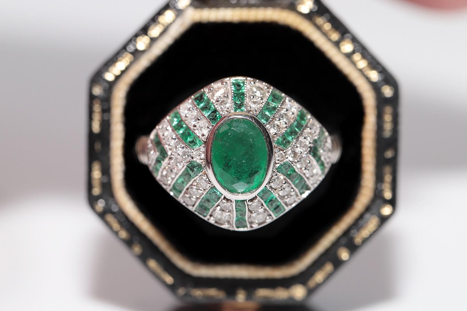 In sehr gutem Zustand.
Das Gesamtgewicht beträgt 4.4 Gramm.
Insgesamt ist Diamant 0,37 ct.
Der Diamant ist G-H Farbe und vvs-vs Klarheit.
Insgesamt ist Haupt Smaragd 0.77 ct.
Insgesamt ist Seite Kaliber geschnitten Smaragd 0.87 ct.
Ringgröße ist