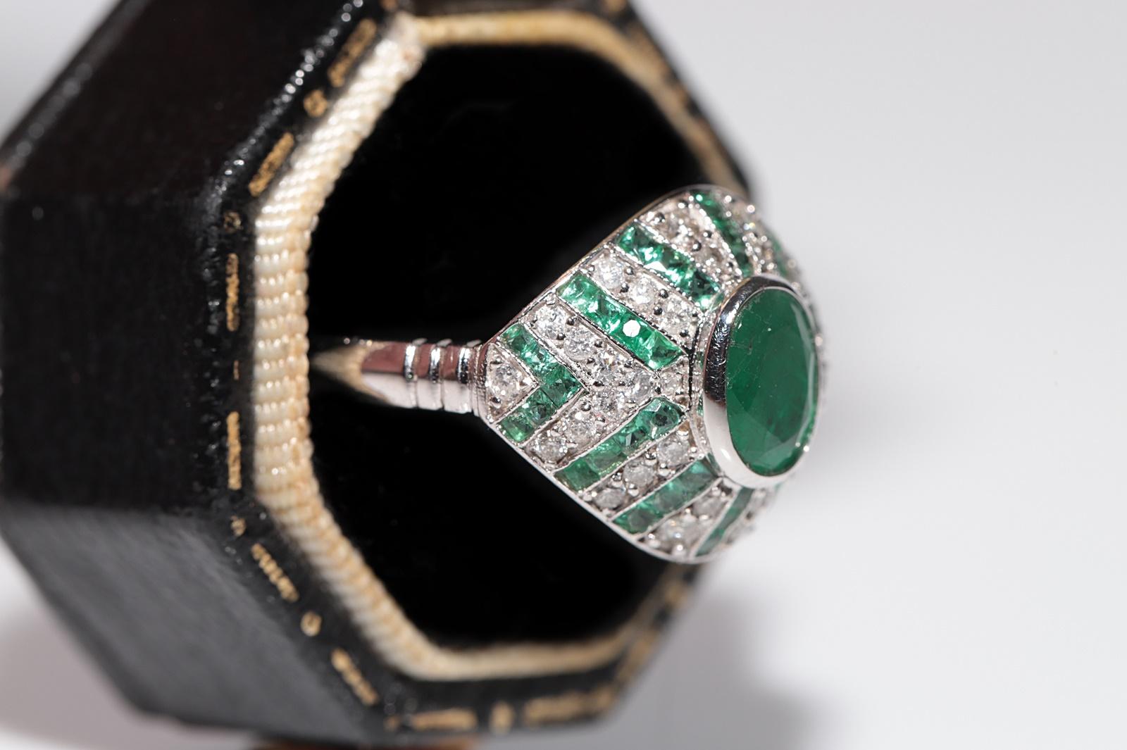 Neuer 18 Karat Gold Smaragdring mit natürlichem Diamanten im Kaliberschliff und Smaragd im Ovalschliff (Ästhetizismus) im Angebot