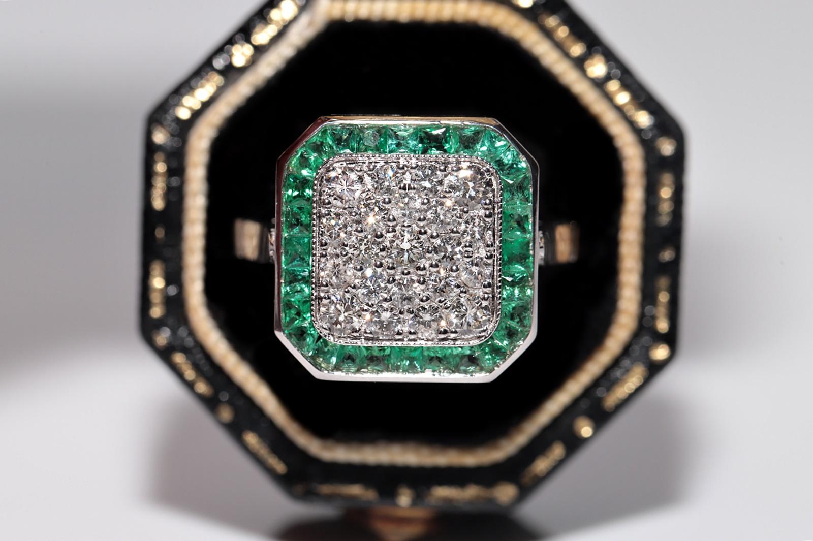 In sehr gutem Zustand.
Das Gesamtgewicht beträgt 5,3 Gramm.
Insgesamt ist Diamant 0,70 ct.
Der Diamant hat die Farbe G-H und die Reinheit vvs-vs-s1.
Insgesamt ist der Smaragd 1,15 ct.
Ringgröße ist US 6.75
Wir können jede Größe herstellen.
Die Box