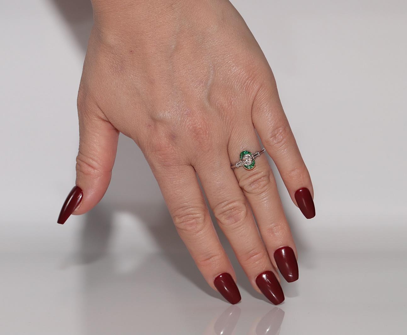 Anillo solitario de diamante natural y esmeralda talla calibre en oro de 18k de nueva factura en venta 8