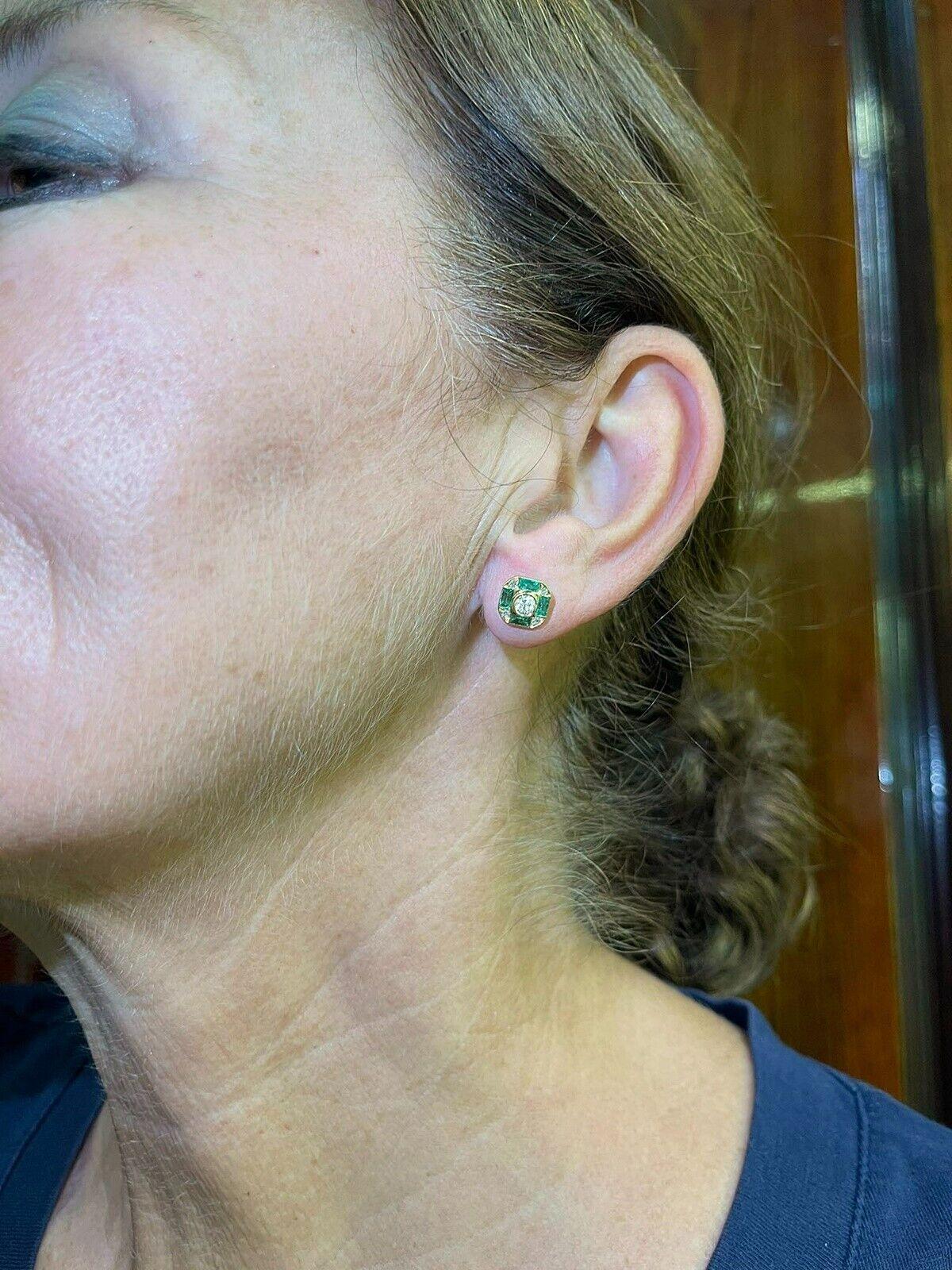 New made 18k Gold Natural Diamond And Caliber Cut Emerald Stud Earring en venta 4