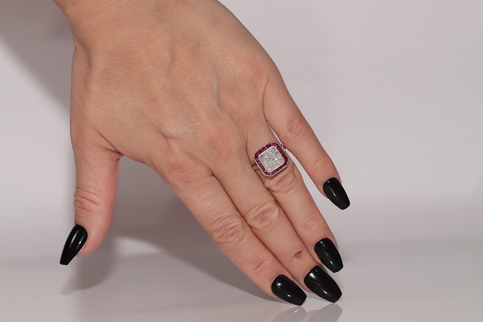 Anillo decorado con diamantes naturales y rubíes talla calibre en oro de 18 quilates de nueva factura en venta 7