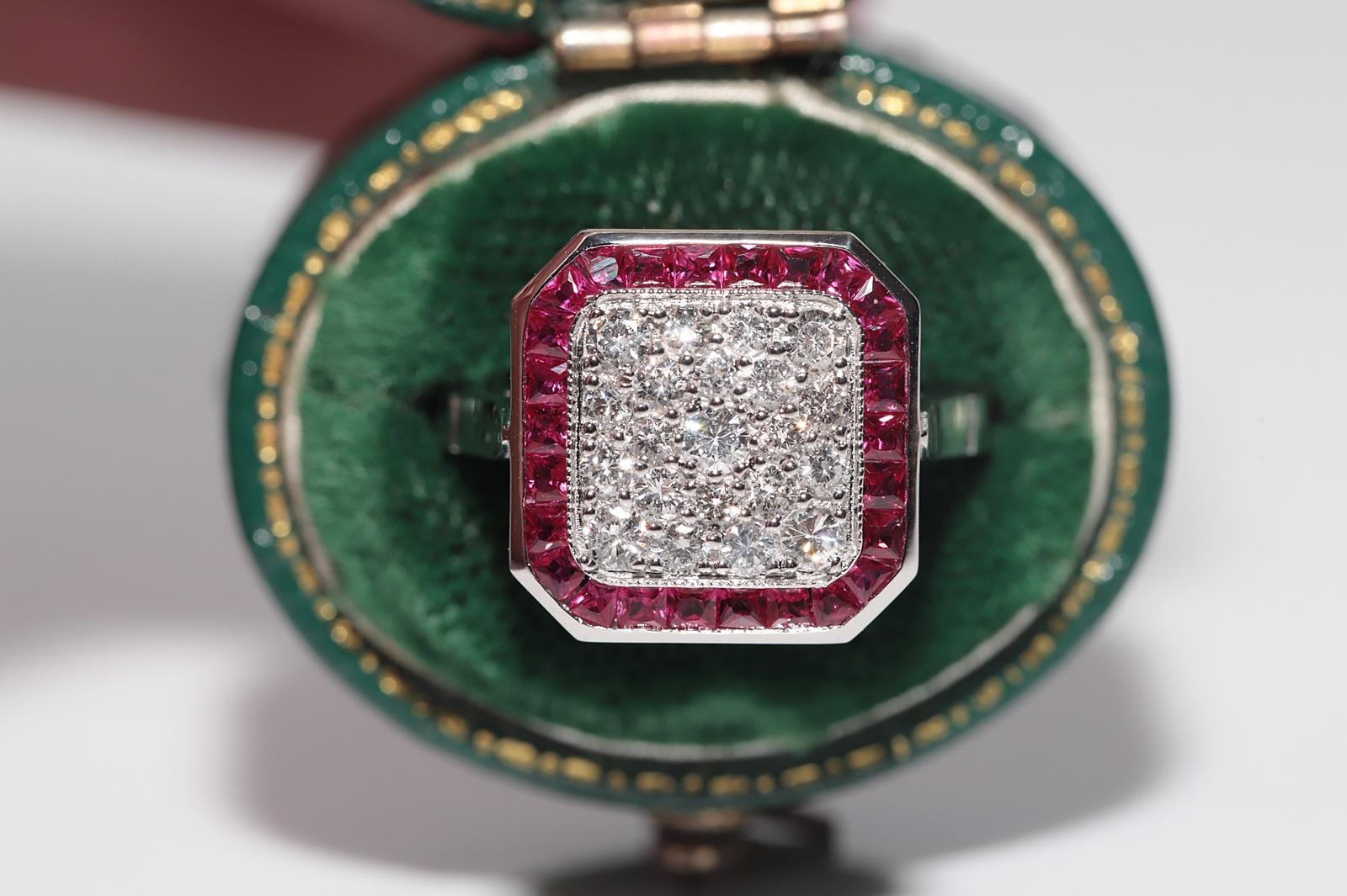 En muy buen estado.
El peso total es de 5,4 gramos.
Totalmente es diamante 0,62 ct.
El diamante es de color G-H y claridad vvs-vs.
Totalmente es rubí 1.35 ct.
La talla del anillo es US 6.75 
Podemos fabricar cualquier tamaño.
La caja no está