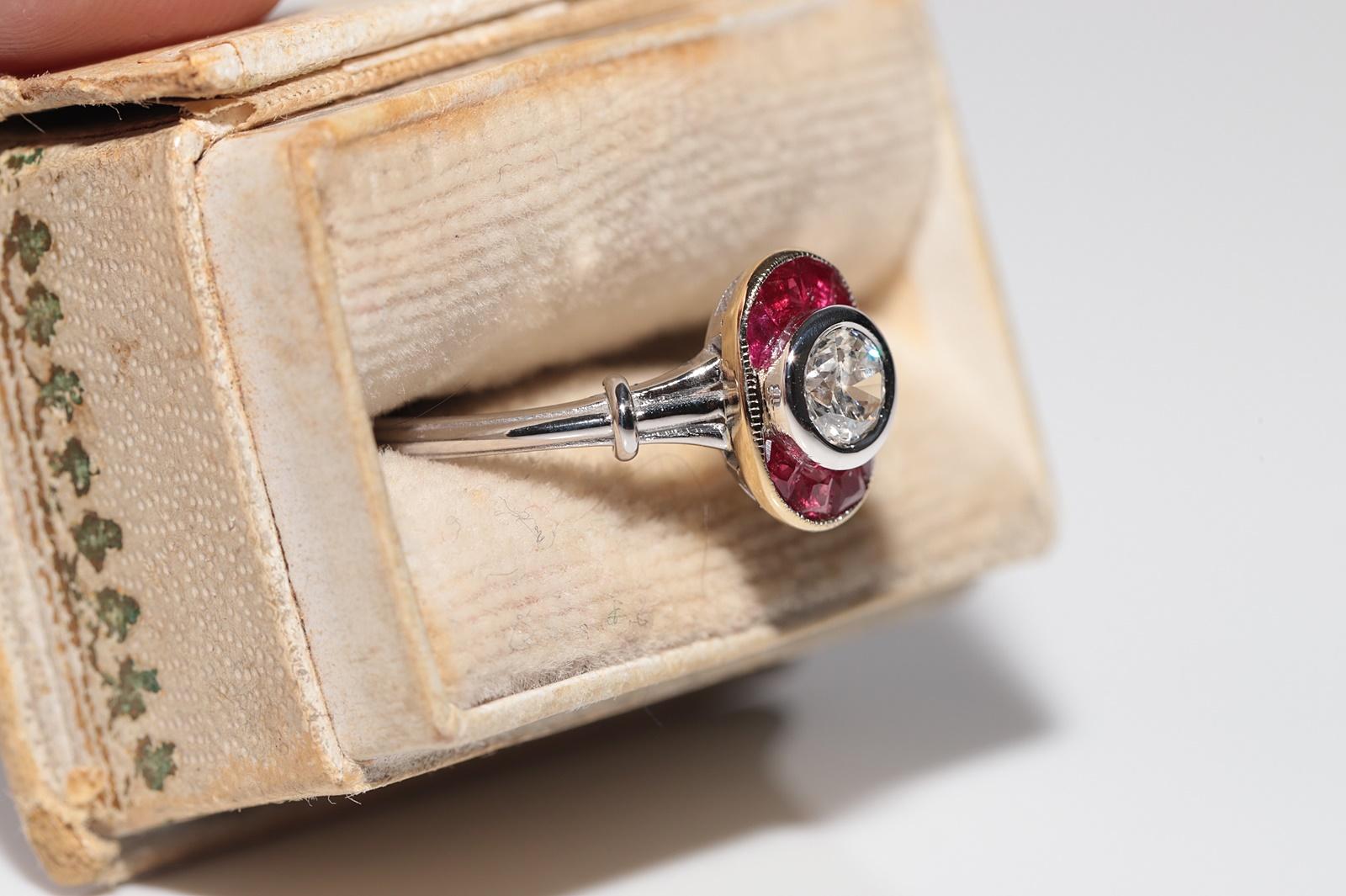 In sehr gutem Zustand.
Das Gesamtgewicht beträgt 1.9 Gramm.
Insgesamt ist Diamant 0,31 ct.
Der Diamant hat die Farbe H und die Reinheit V.
Insgesamt ist Rubin 0,38 ct.
Ringgröße ist US 7
Wir können jede Größe herstellen.
Die Box ist nicht