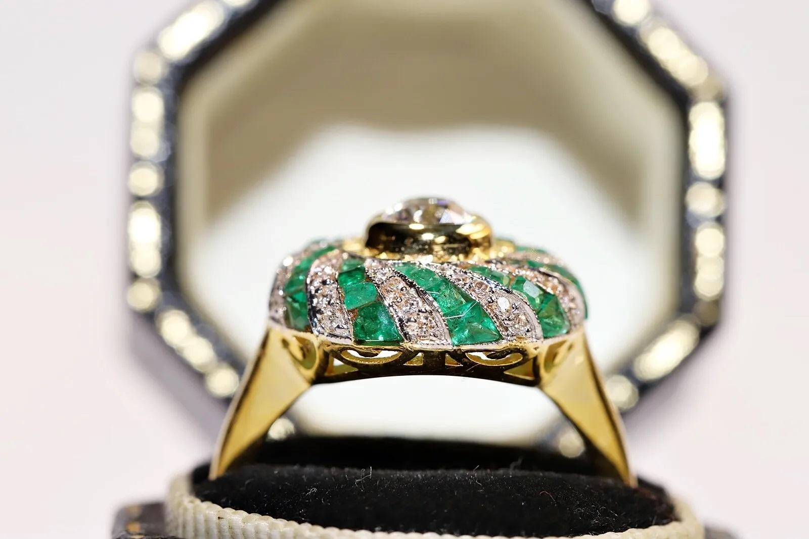 Neu gemacht 18k Gold natürlichen Diamanten und Kaliber Smaragd dekoriert Cocktail Rİng  (Moderne) im Angebot