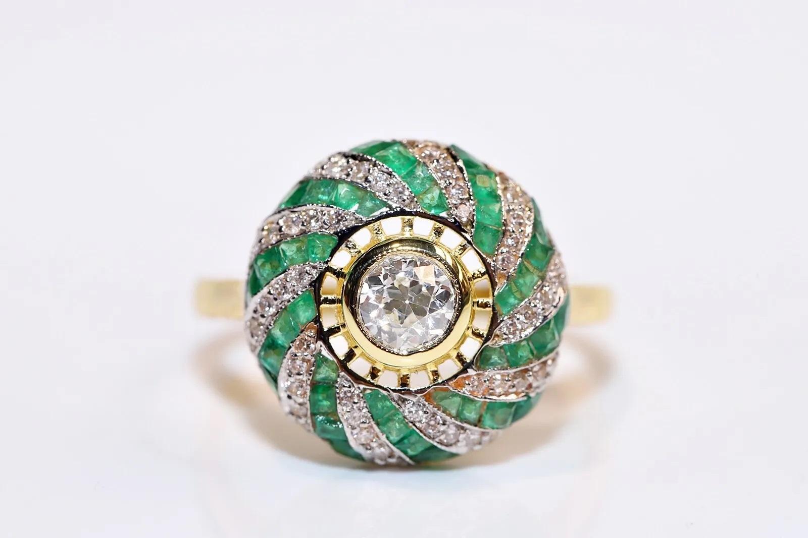 Neuer 18 Karat Gold Natürlicher Diamant und Kaliber Smaragd Dekorierter Cocktail-Ring mit Smaragd (Brillantschliff) im Angebot
