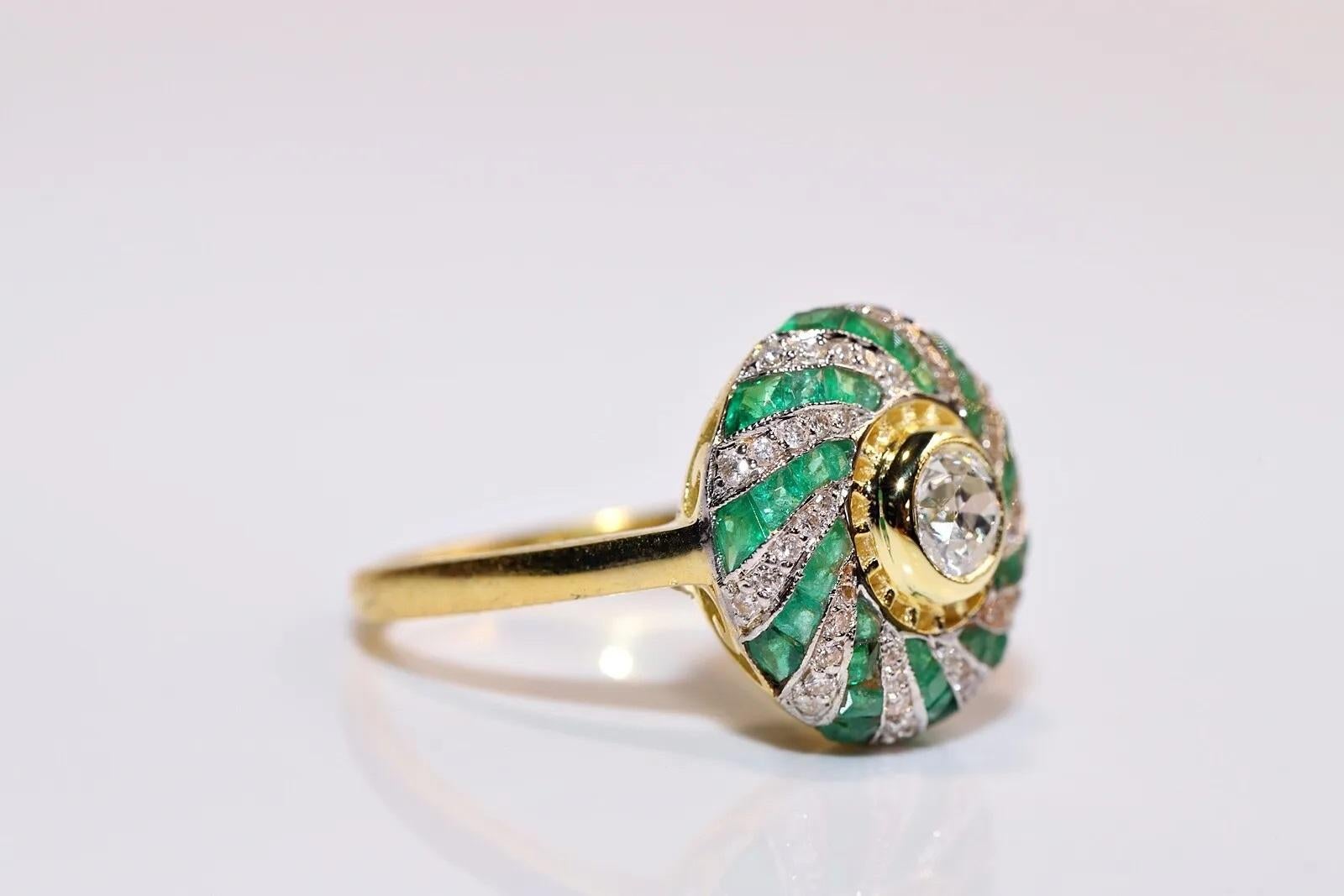 Neuer 18 Karat Gold Natürlicher Diamant und Kaliber Smaragd Dekorierter Cocktail-Ring mit Smaragd Damen im Angebot