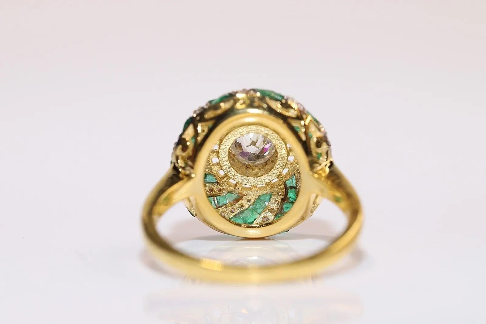 Neuer 18 Karat Gold Natürlicher Diamant und Kaliber Smaragd Dekorierter Cocktail-Ring mit Smaragd im Angebot 2