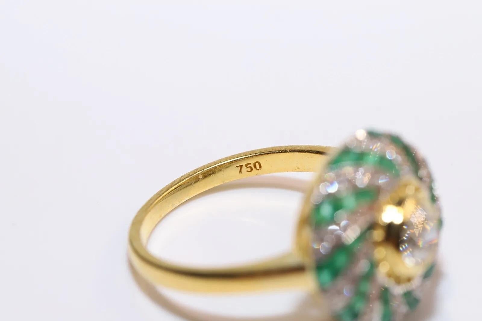 Neuer 18 Karat Gold Natürlicher Diamant und Kaliber Smaragd Dekorierter Cocktail-Ring mit Smaragd im Angebot 3