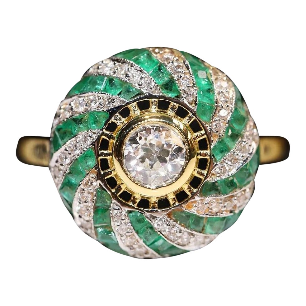 Neuer 18 Karat Gold Natürlicher Diamant und Kaliber Smaragd Dekorierter Cocktail-Ring mit Smaragd im Angebot