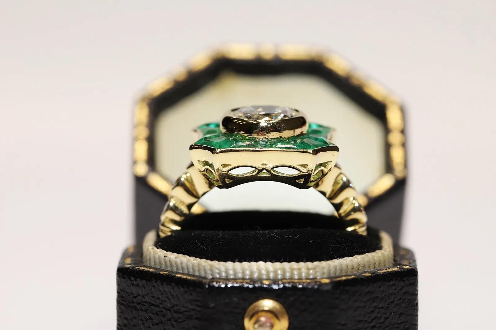 New Made 18k Gold Natural Diamond And Caliber Emerald Decorated Ring For Sale 3