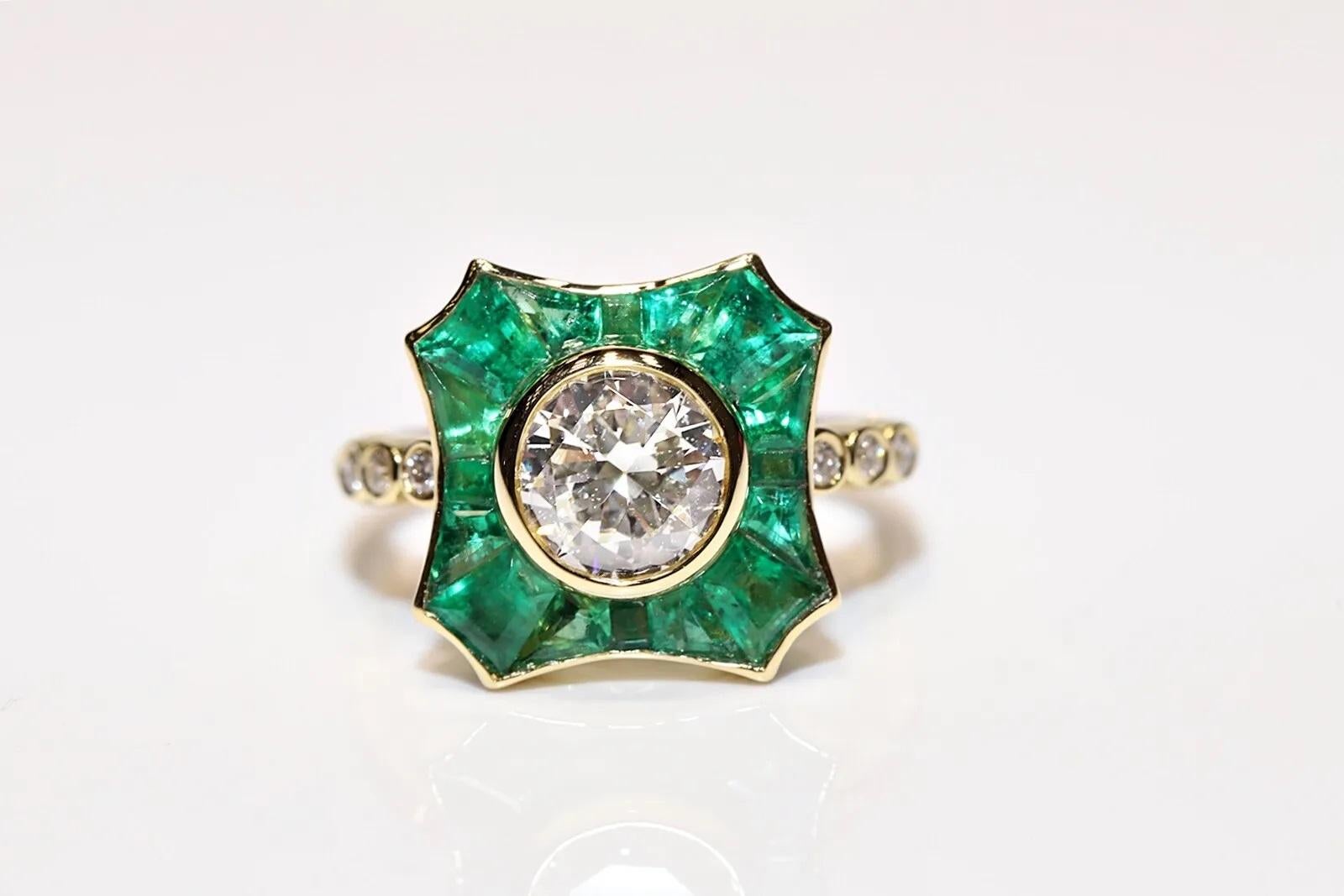 In sehr gutem Zustand.
Das Gesamtgewicht beträgt 6 is  Gramm.
Die Mitte Diamant 1,33 ist  Karat.
Die seitlichen Diamanten haben insgesamt 0,10 Karat.
Alle Diamanten sind  G Farbe und haben vs Klarheit.
Insgesamt Smaragd Kaliber ist 2,50