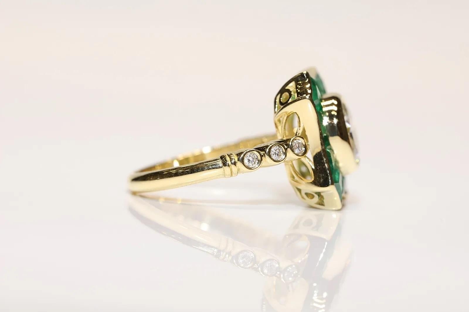 Neu hergestellter 18 Karat Gold Natürlicher Diamant und Kaliber Smaragd Dekorierter Ring (Brillantschliff) im Angebot