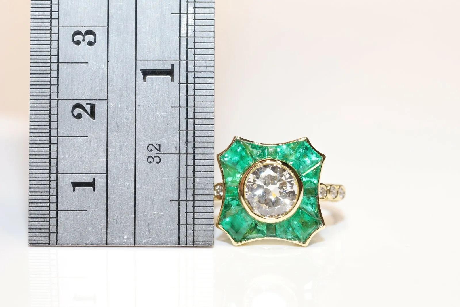 Neu hergestellter 18 Karat Gold Natürlicher Diamant und Kaliber Smaragd Dekorierter Ring Damen im Angebot
