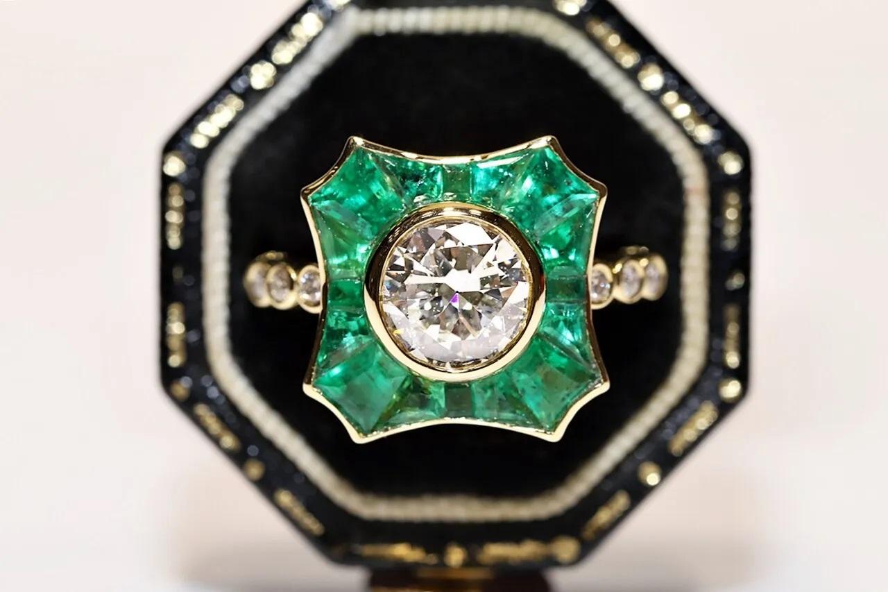 New Made 18k Gold Natural Diamond And Caliber Emerald Decorated Ring For Sale 1