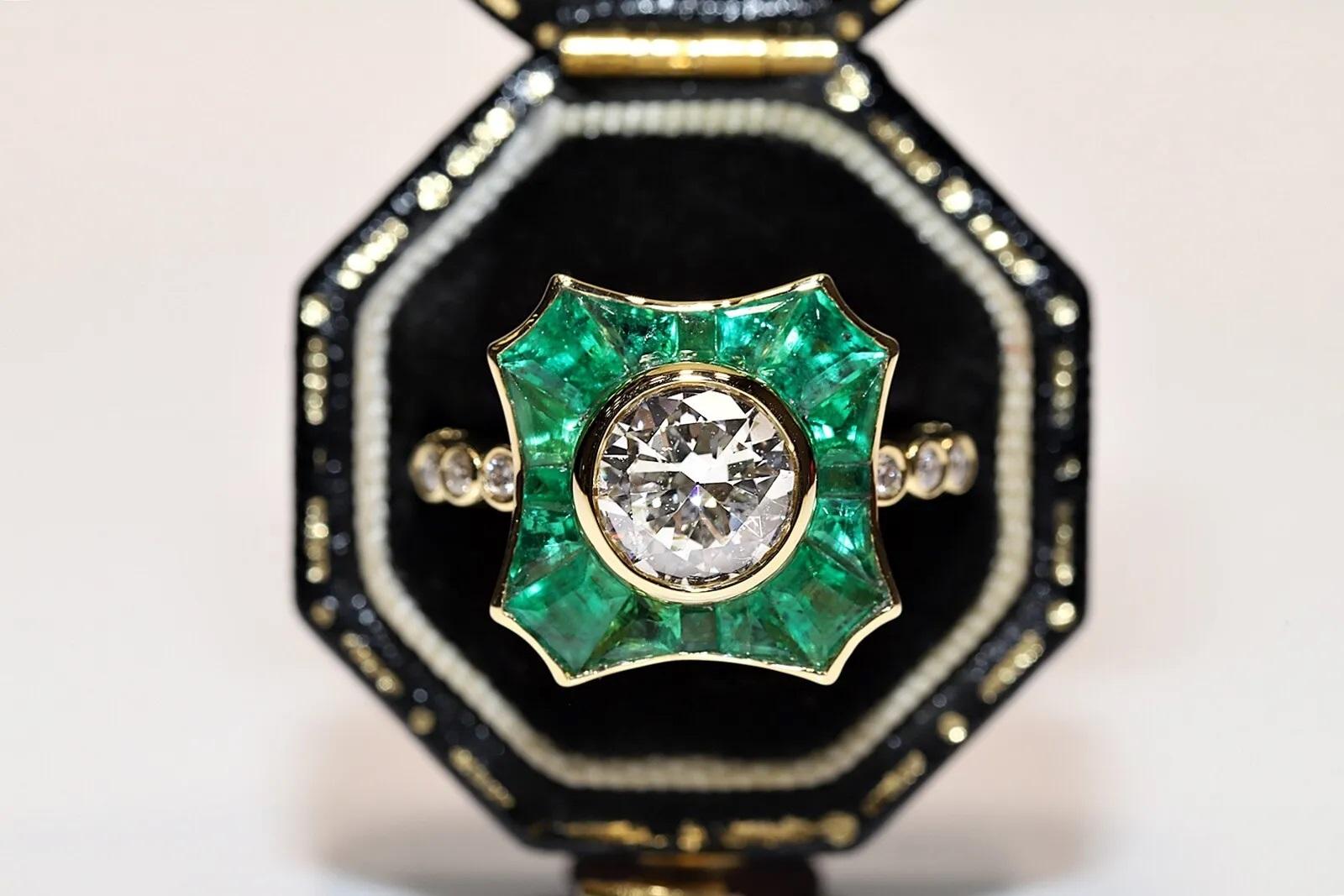 New Made 18k Gold Natural Diamond And Caliber Emerald Decorated Ring For Sale 2