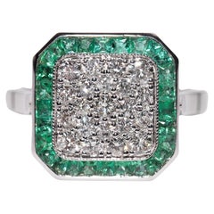 Anillo decorado con diamantes naturales y esmeraldas talla calibre en oro de 18k de nueva factura