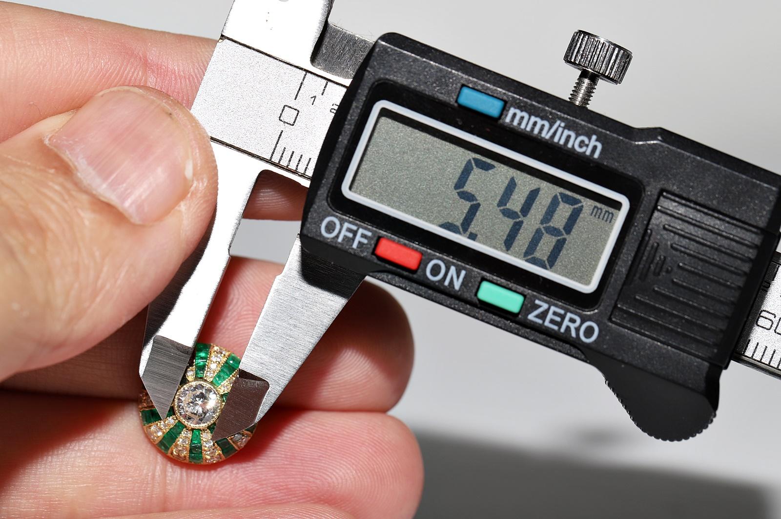 Boucles d'oreilles en or 18 carats, diamants naturels et émeraudes calibrées, neuves en vente 4