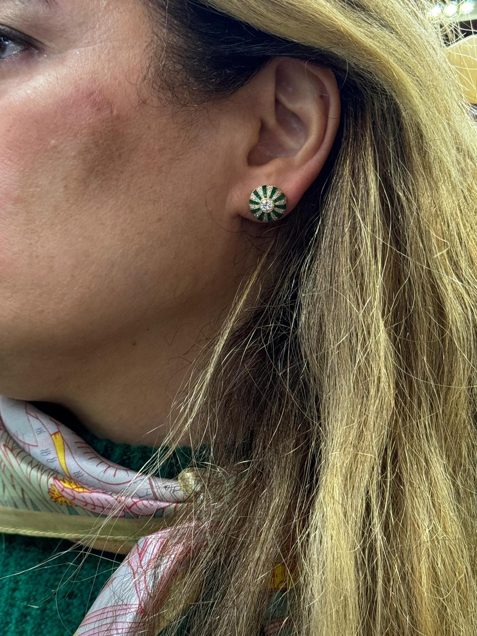 Boucles d'oreilles en or 18 carats, diamants naturels et émeraudes calibrées, neuves en vente 8