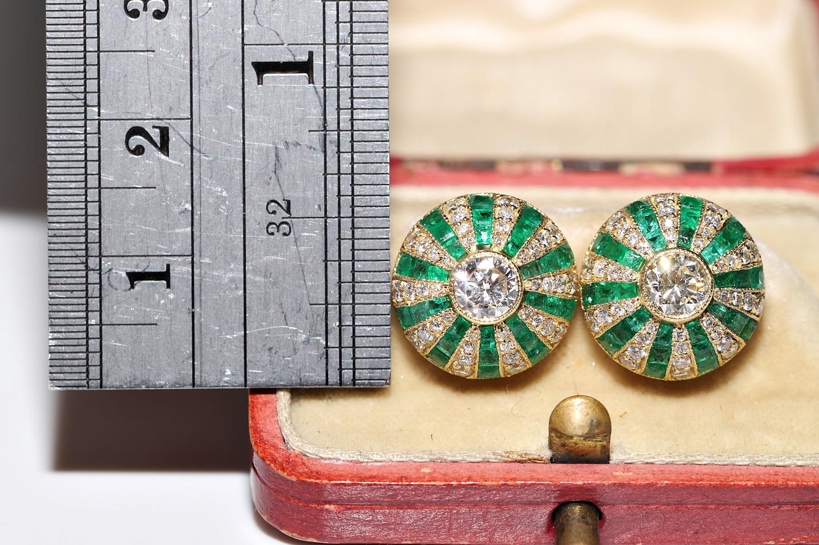 Moderne Boucles d'oreilles en or 18 carats, diamants naturels et émeraudes calibrées, neuves en vente