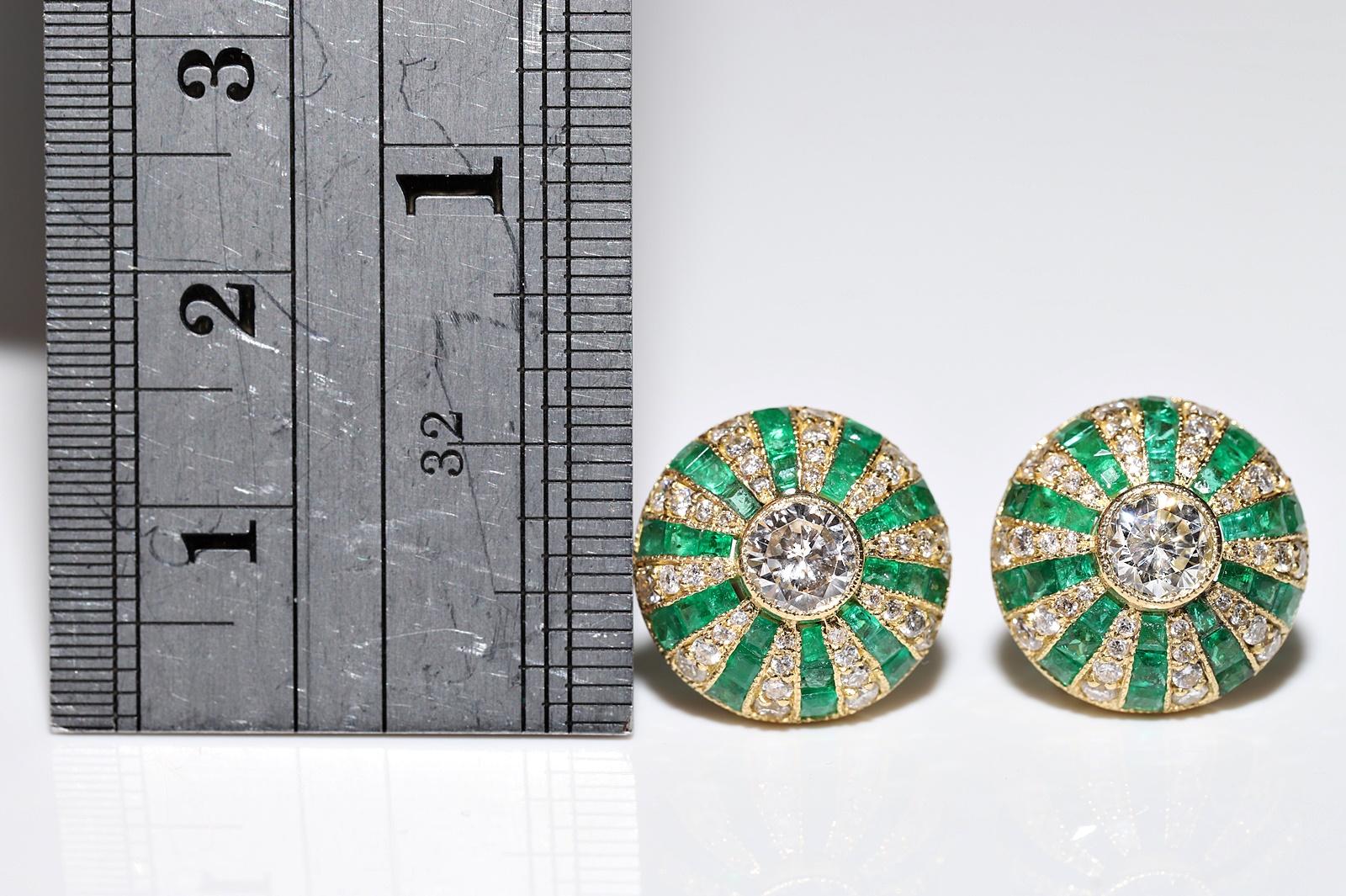 Taille brillant Boucles d'oreilles en or 18 carats, diamants naturels et émeraudes calibrées, neuves en vente