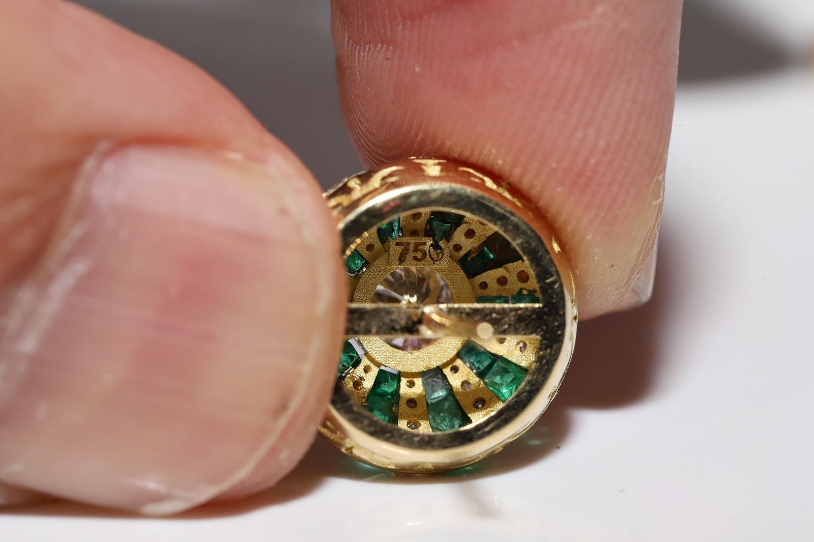 Boucles d'oreilles en or 18 carats, diamants naturels et émeraudes calibrées, neuves en vente 1