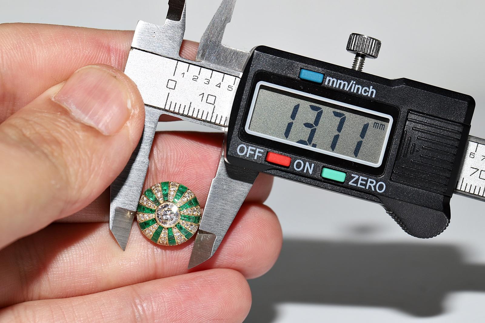 Boucles d'oreilles en or 18 carats, diamants naturels et émeraudes calibrées, neuves en vente 3