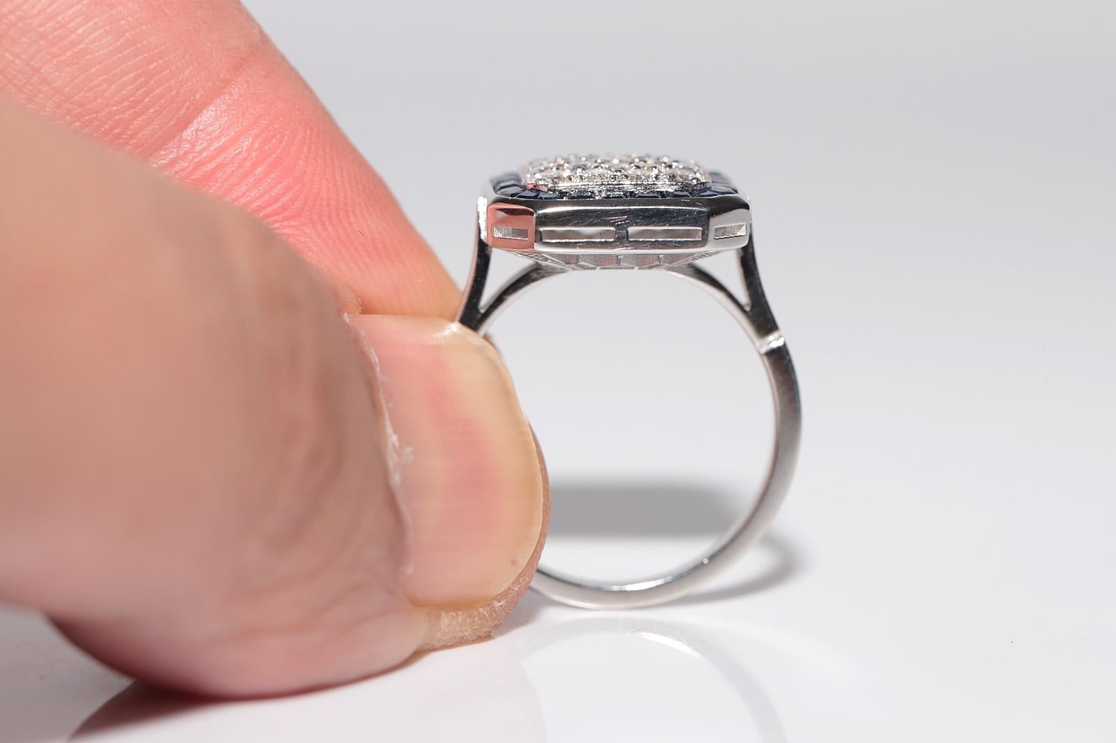 Bague de fabrication récente en or 18 carats décorée de diamants naturels et de saphirs taille calibre en vente 1