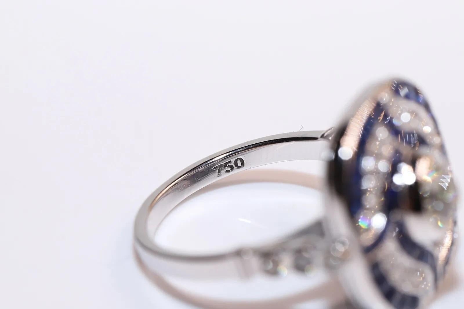 Bague de fabrication récente en or 18 carats décorée de diamants naturels et de saphirs calibrés en vente 1