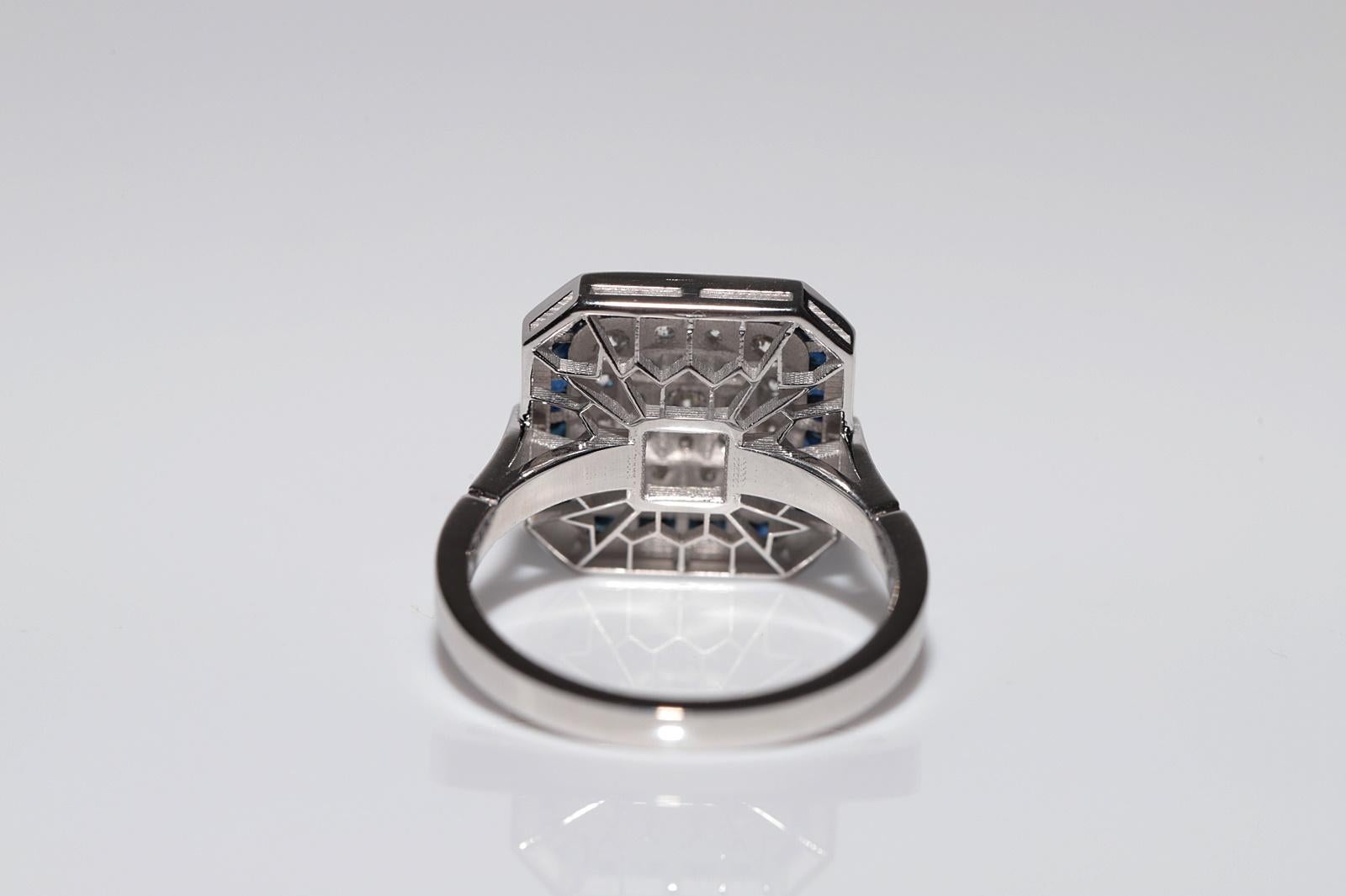 Bague de fabrication récente en or 18 carats décorée de diamants naturels et de saphirs taille calibre en vente 2