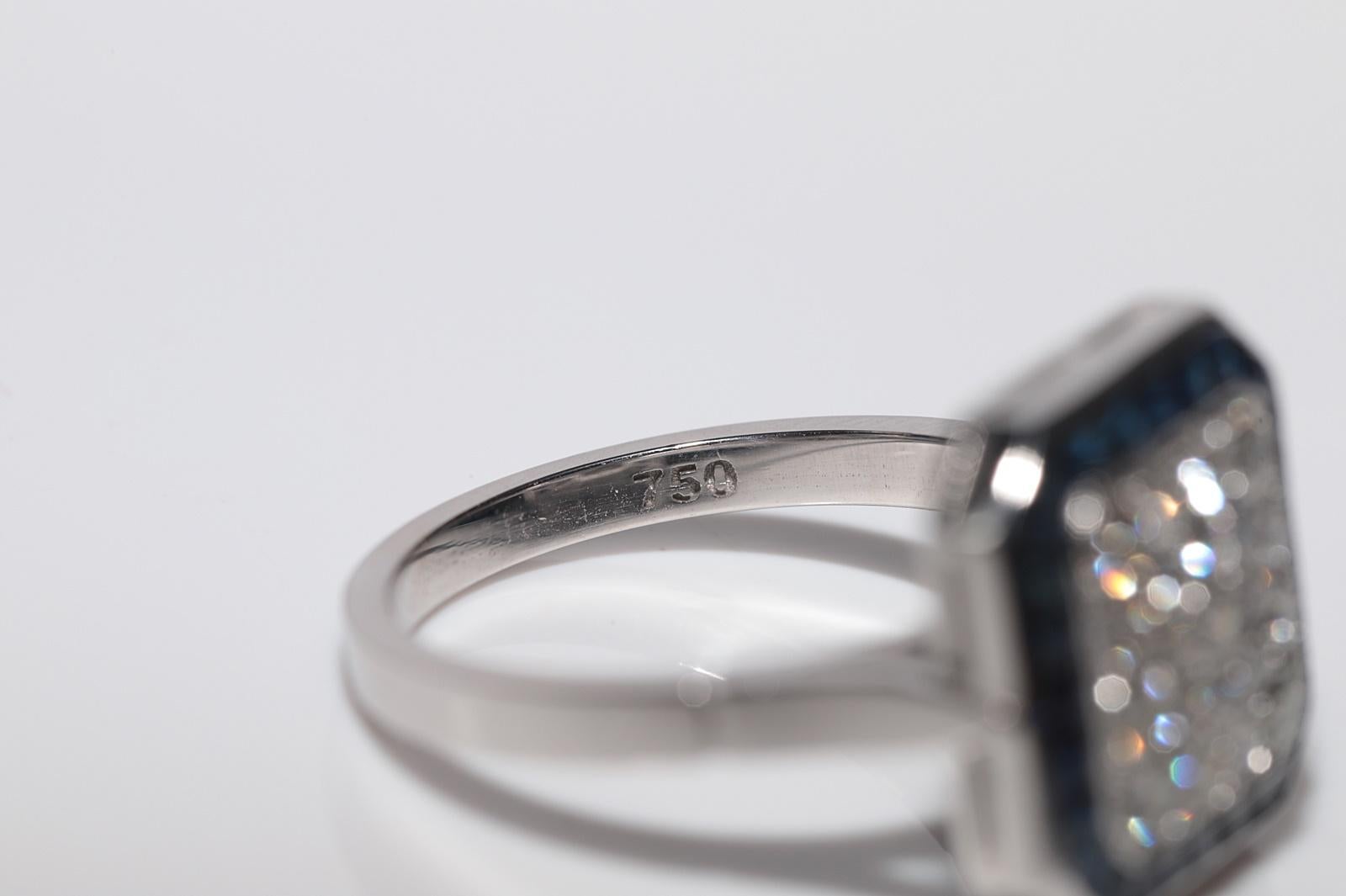 Bague de fabrication récente en or 18 carats décorée de diamants naturels et de saphirs taille calibre en vente 3