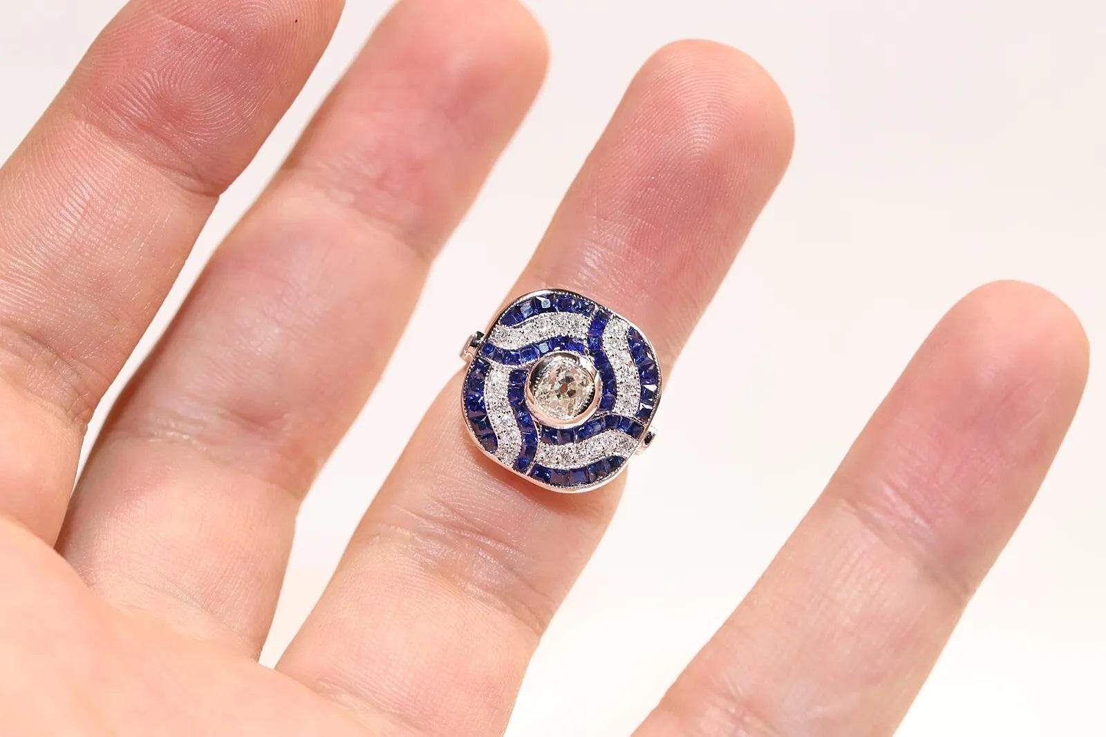 Bague de fabrication récente en or 18 carats décorée de diamants naturels et de saphirs calibrés en vente 3