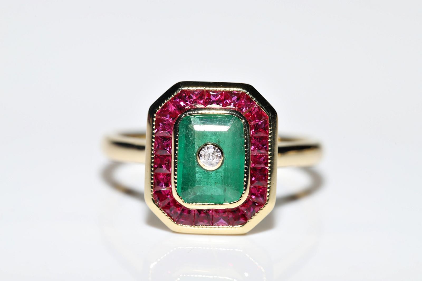 New Made 18k Gold Natural Diamond And Emerald Caliber Ruby Decorated Ring  For Sale 4